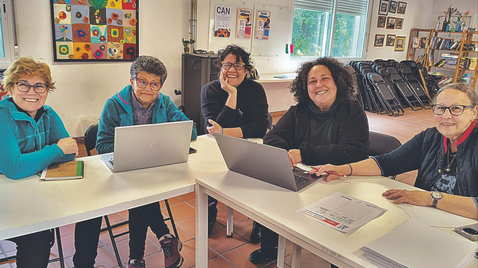 Ana Gómez con mujeres que asisten a clase de herramientas digitales en Anceu.