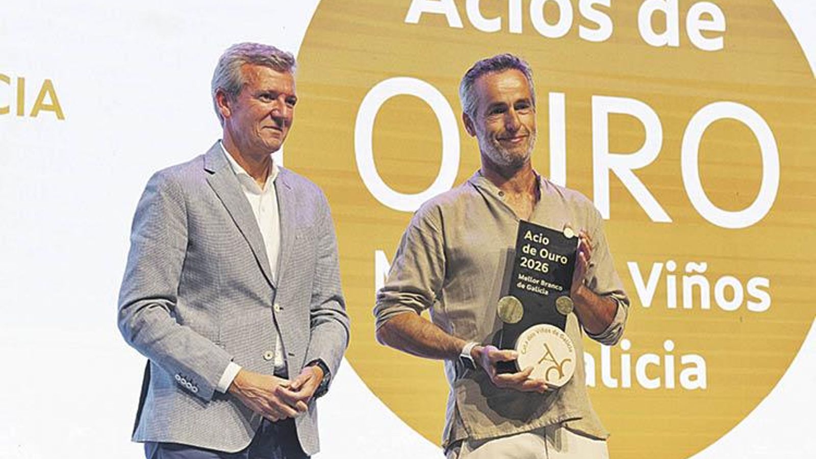 Alberto Úbeda, recollendo o premio ó mellor viño branco.