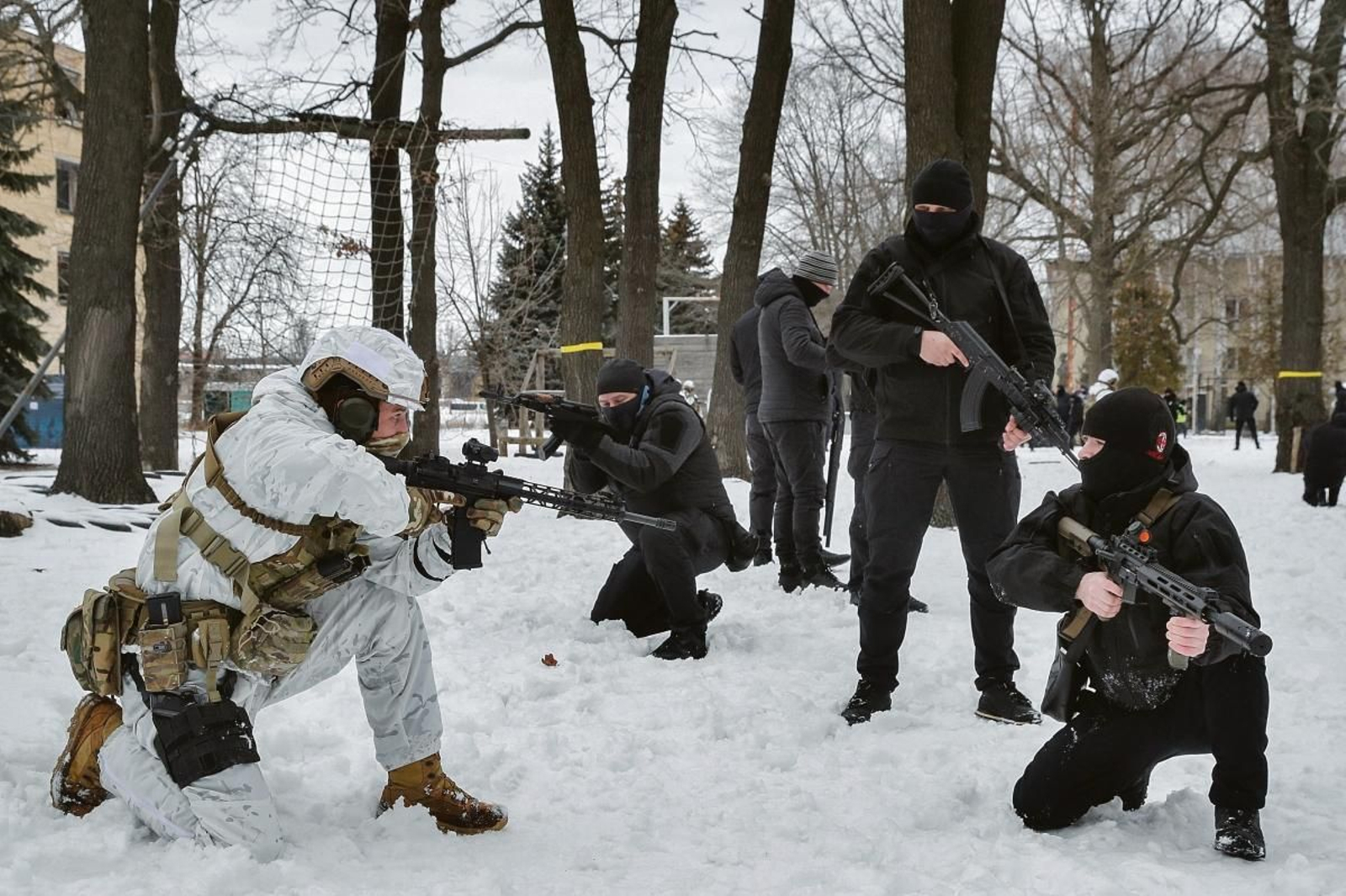 Un grupo de civiles ucranianos atiende a las explicaciones de un miilitar durante unos ejercicios de defensa en Kiev.