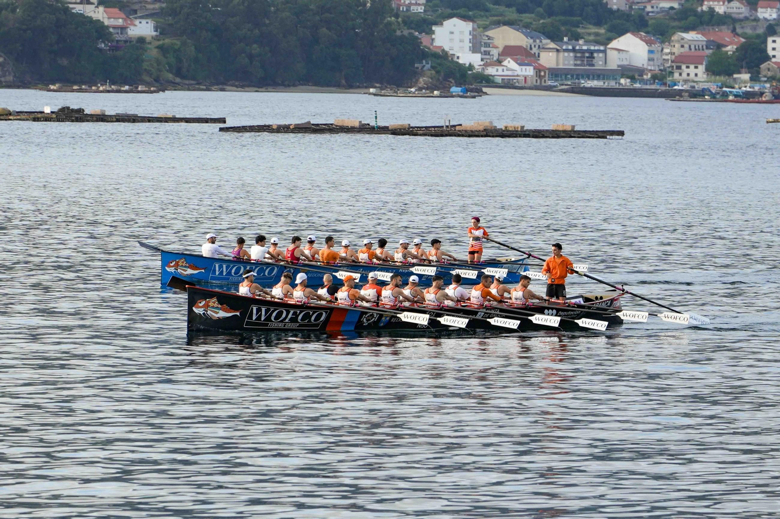 Las dos traineras de Chapela, en un entrenamiento en el interior de la Ría de Vigo, donde el sábado se disputará una jornada de la Liga ACT.