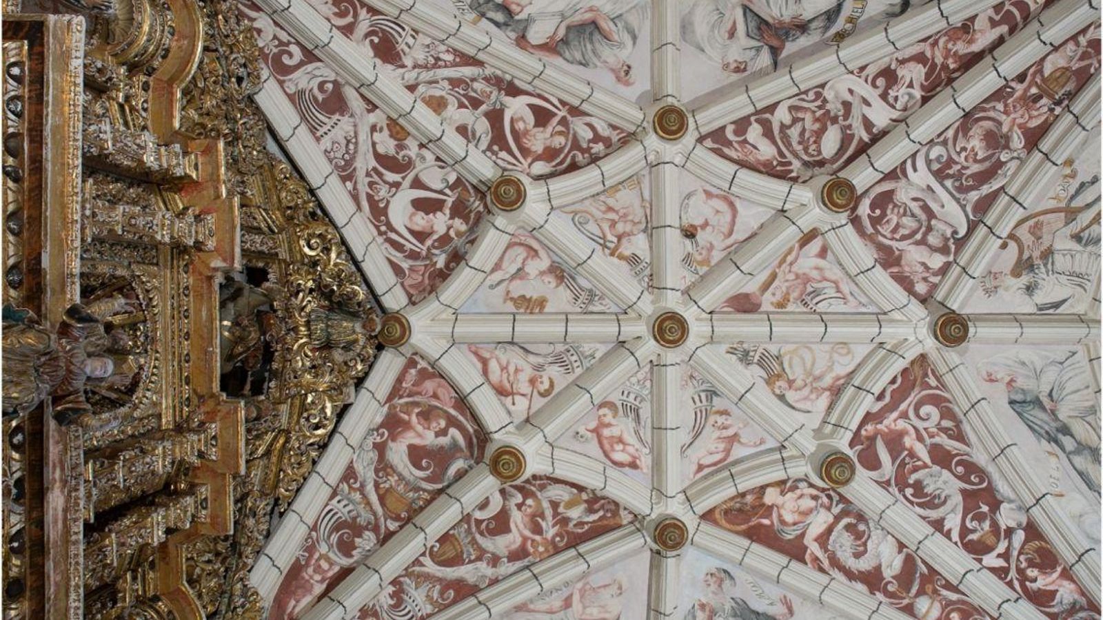 Vista general de la bóveda estrellada de Santa María de Mugares