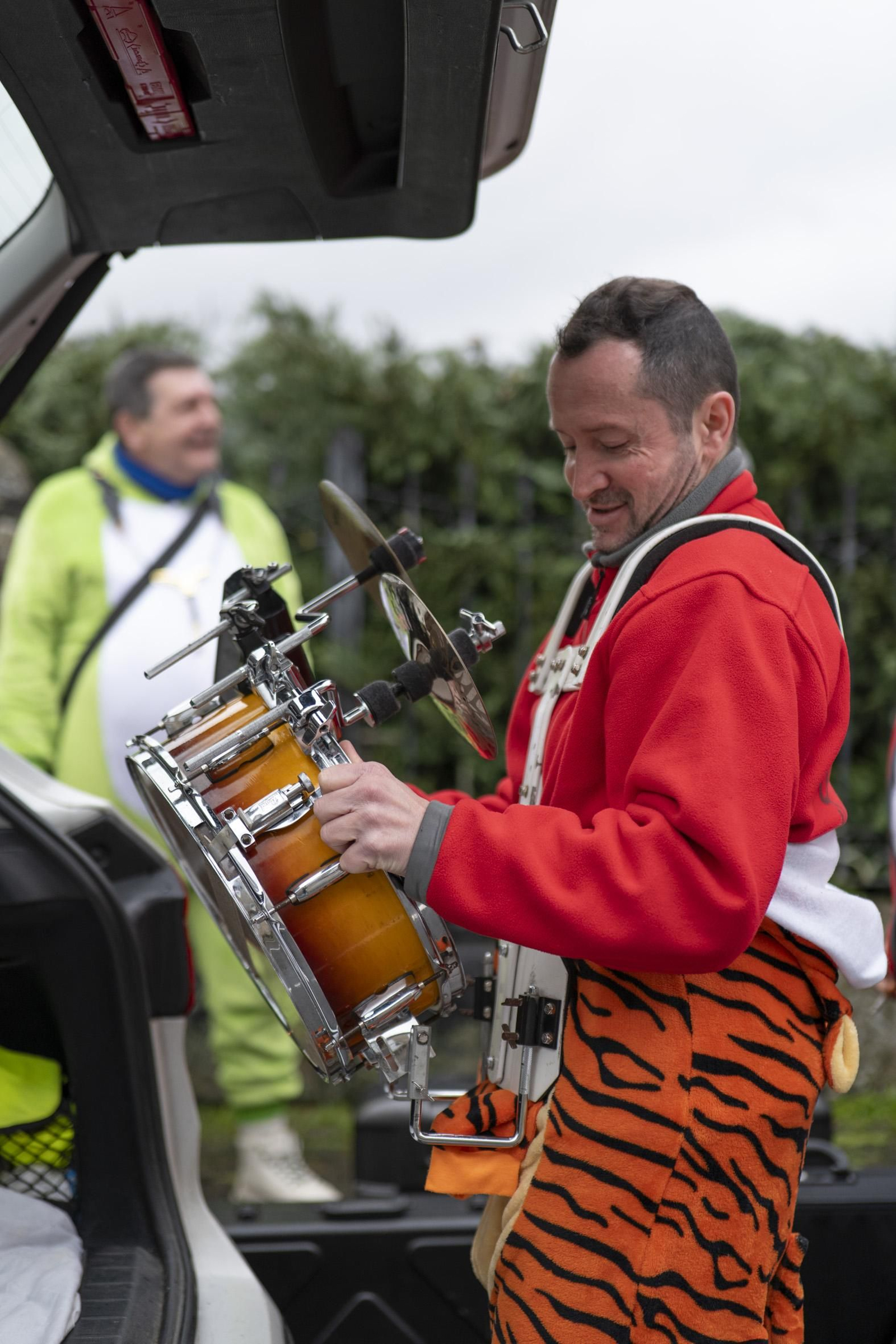 Galería | El Entroido itinerante de Parada de Amoeiro lleva la diversión por bandera