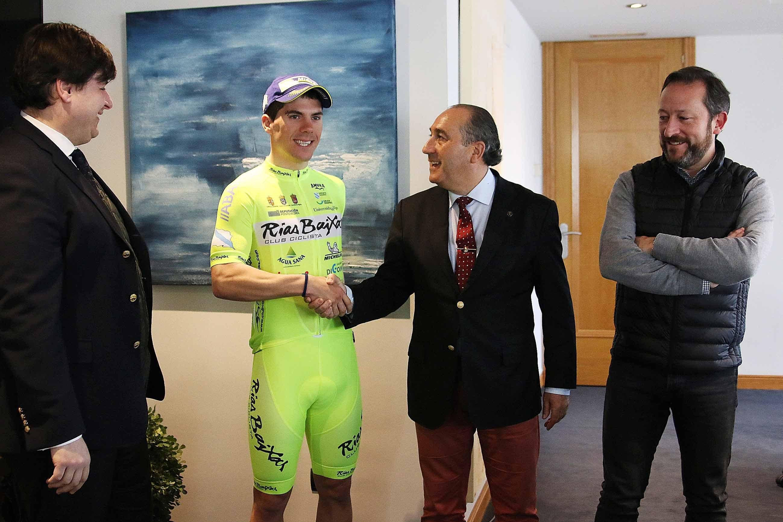 Angulo estrecha su mano con su presidente, José Luis Chamorro.