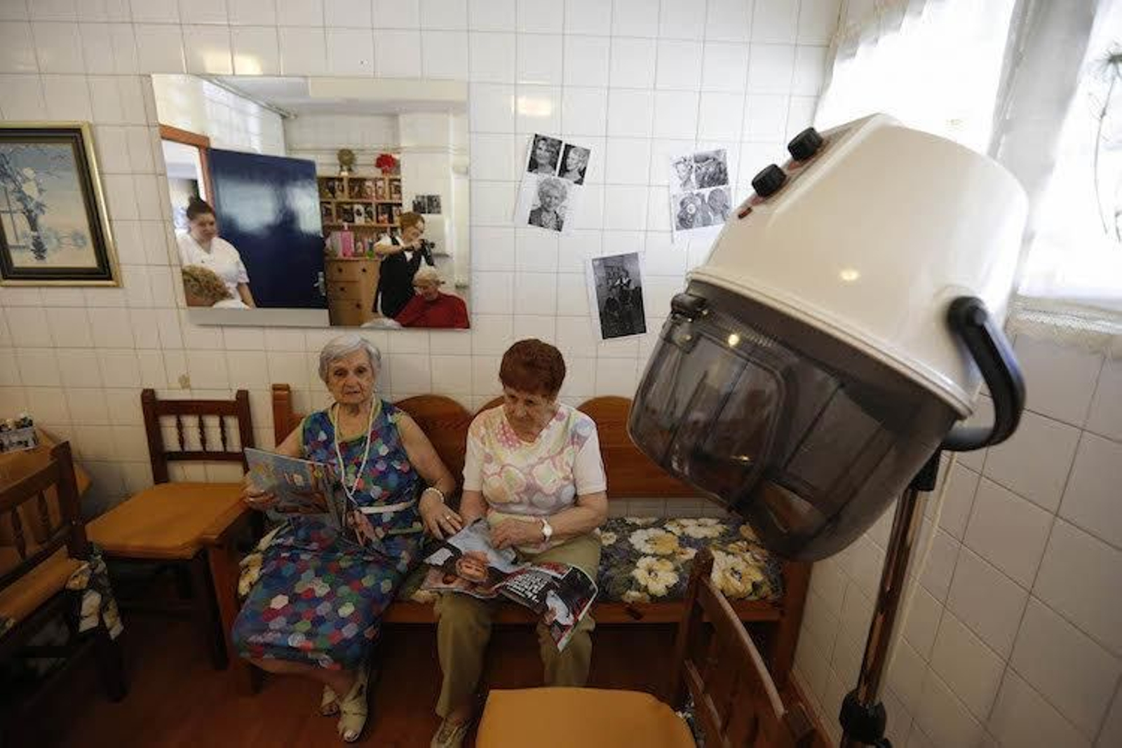 Dos usuarias de Nuestra Señora de la Esperanza, esperando su turno.