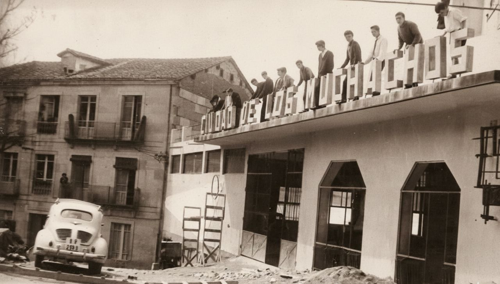 La obra narra los orígenes de este lugar y de sus 15 jóvenes fundadores.