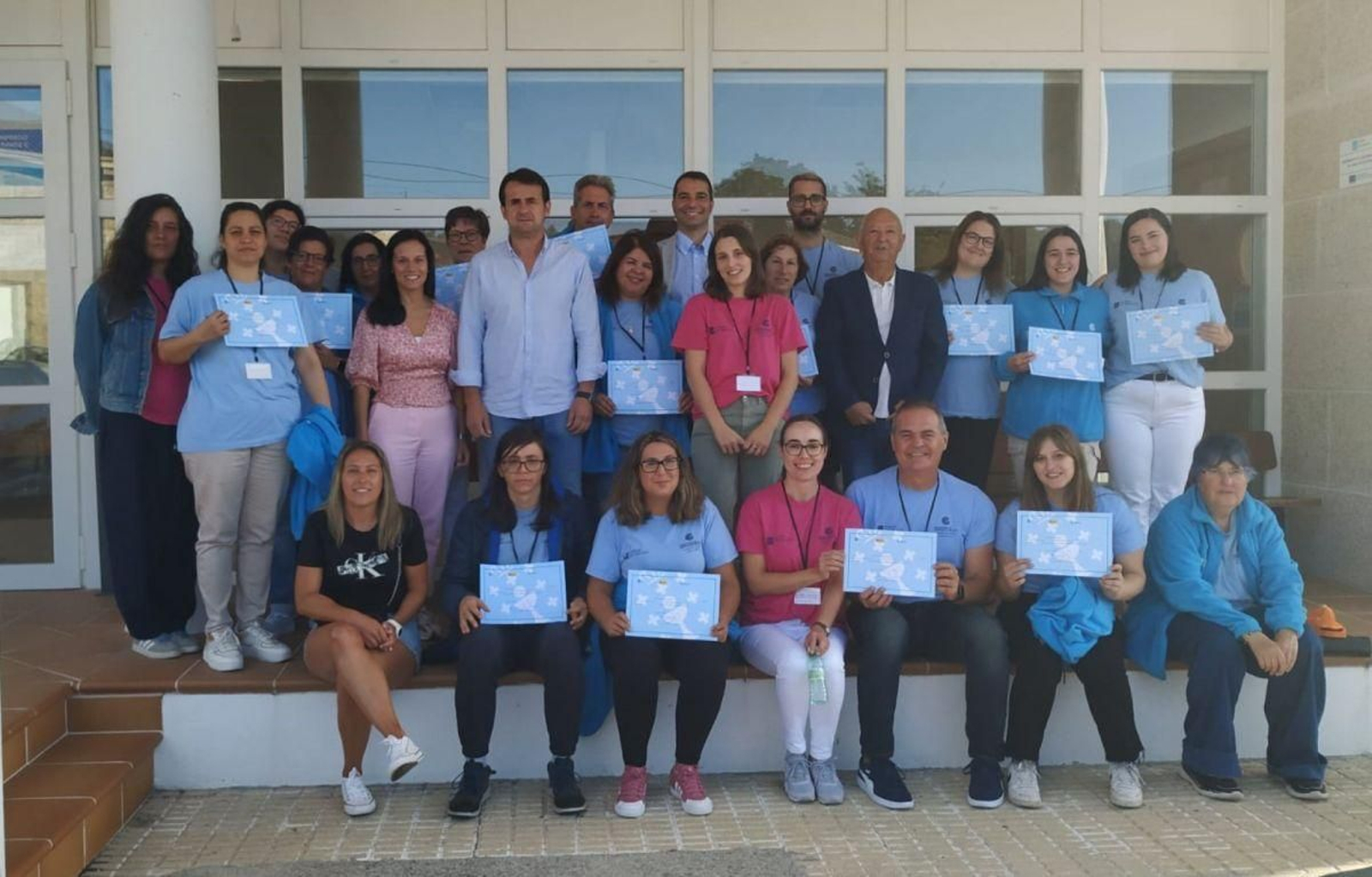 Alumnado y representantes institucionales en la clausura.
