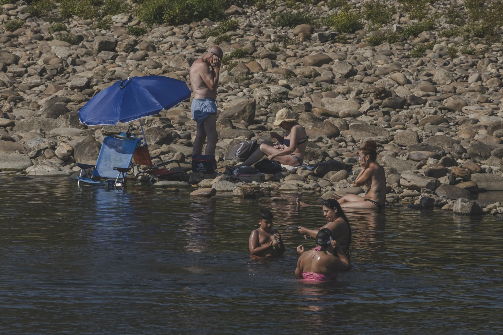 Galería | Los ourensanos combatiendo el calor en una jornada de calor extremo