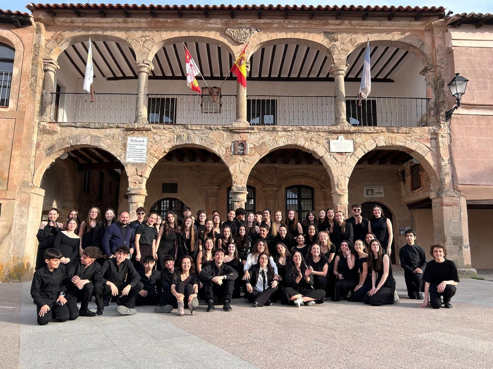 Foto de familia de la Orquesta del Conservatorio Profesional de Música de Ourense tras su participación en Medinaceli en el i Concurso Nacional de Orquestas de Conservatorio.