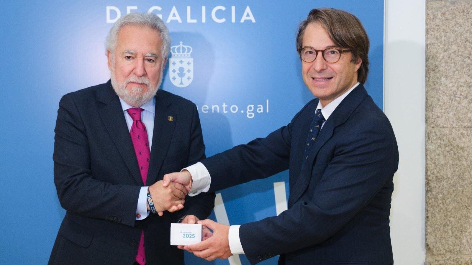 Corgos entrega a Santalices el proyecto de Presupuestos de la Xunta para 2025.