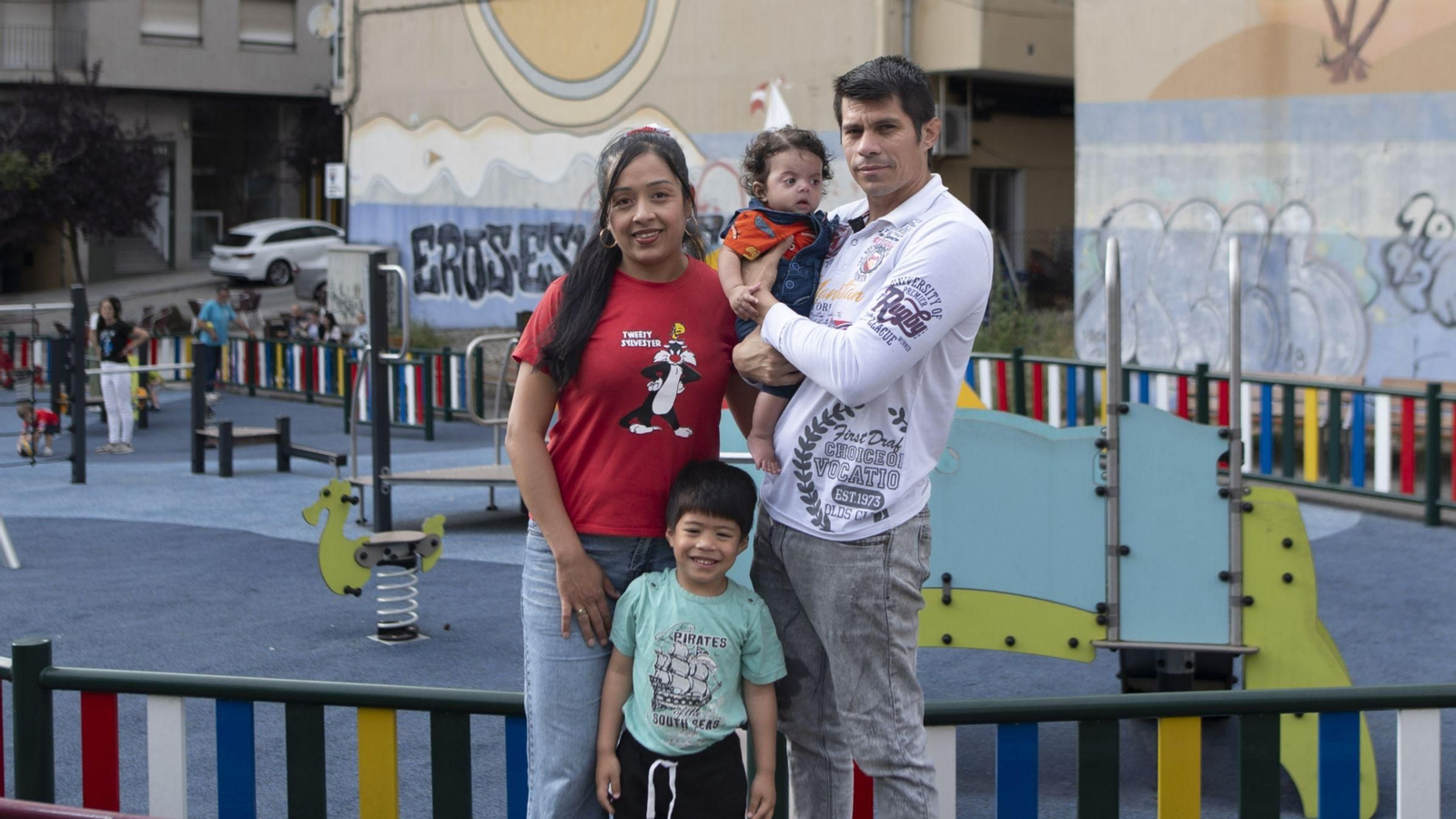 Merymar Correa con su marido, René Torres, y sus hijos.