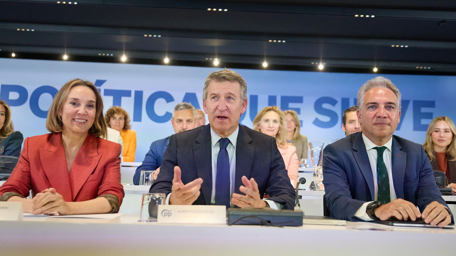 La secretaria general del PP, Cuca Gamarra, el presidente del PP, Alberto Núñez Feijóo, y el Vicesecretario General de Política Autonómica y Municipal y Análisis Electoral del PP, Elías Bendodo, presiden la reunión del Comité Ejecutivo Nacional, en la sede del PP