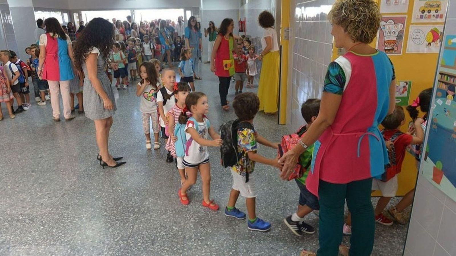 Entrada de alumnos de Infantil a un colegio.