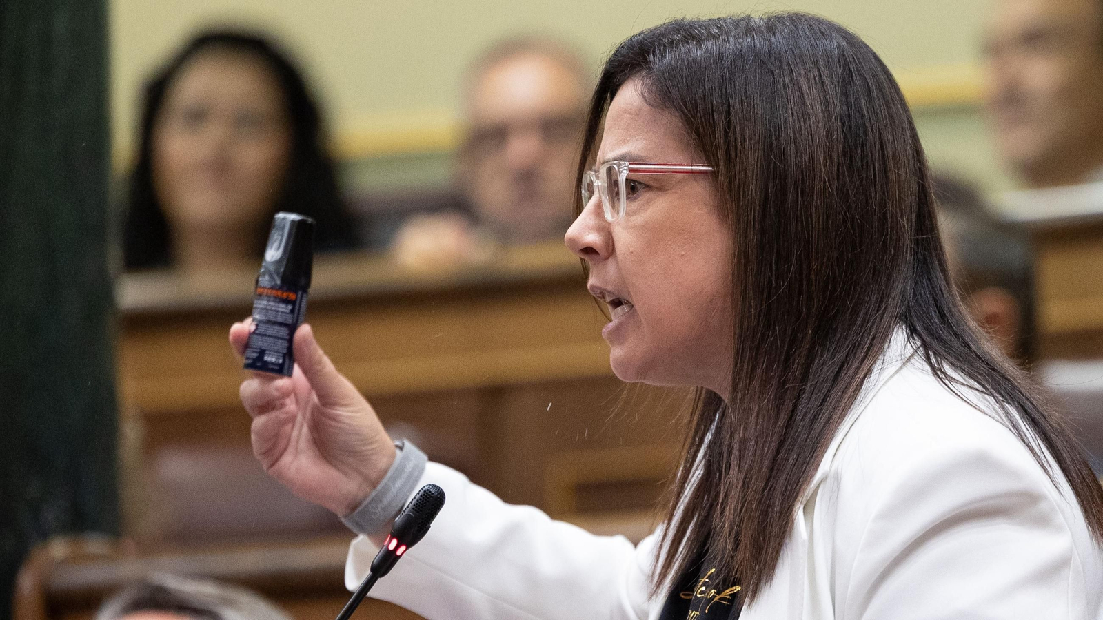La diputada del PP Ana Belén Vázquez con el bote de gas pimienta en su intervención.