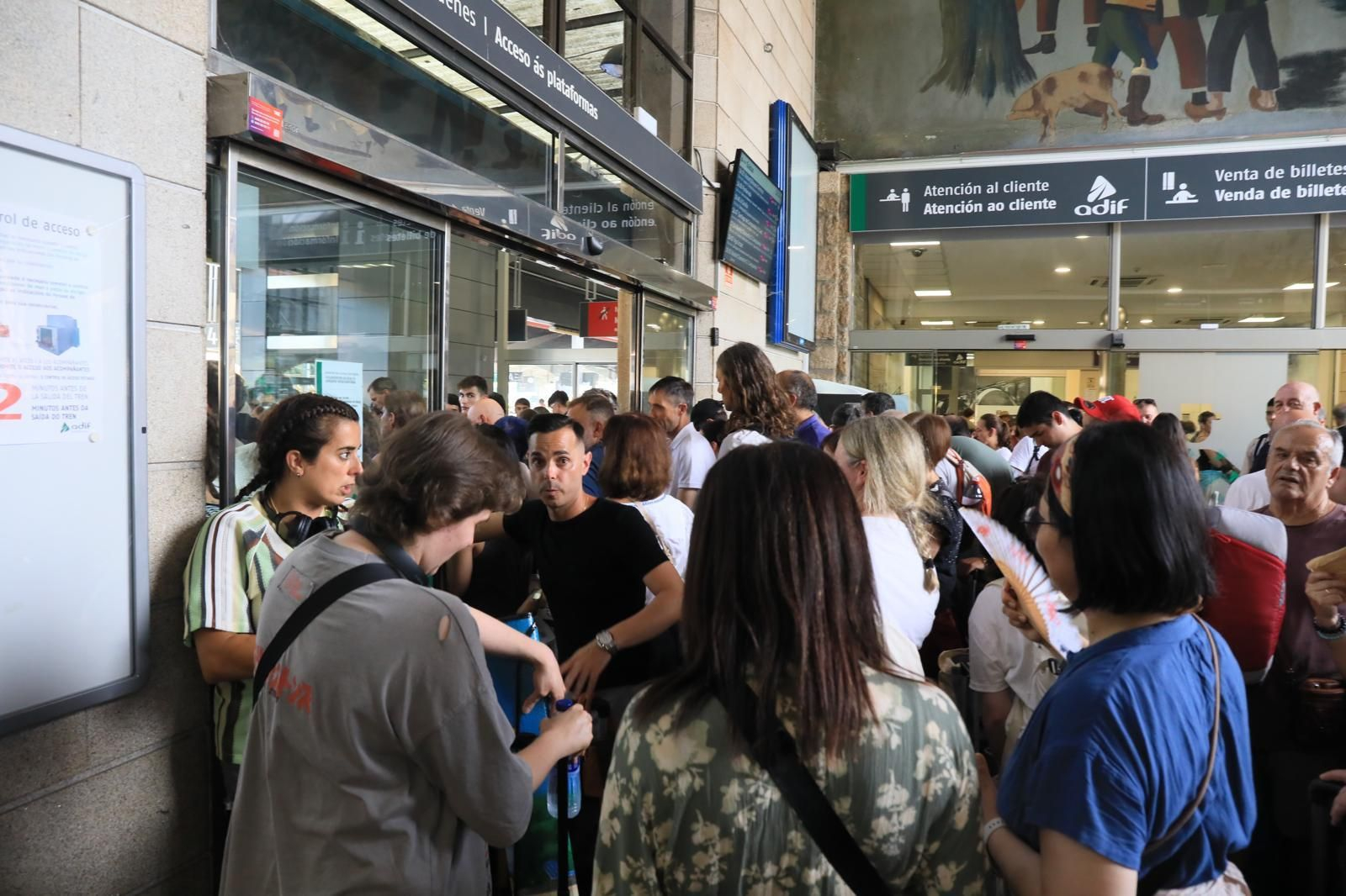 Galería | Viajeros tirados en la estación de Ourense tras horas de retraso por una avería en el AVE