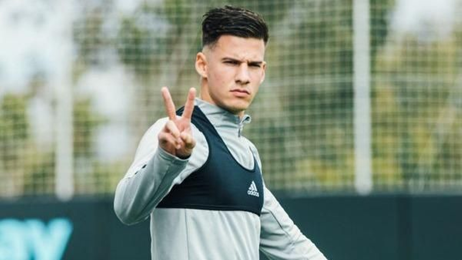 Santi Mina.