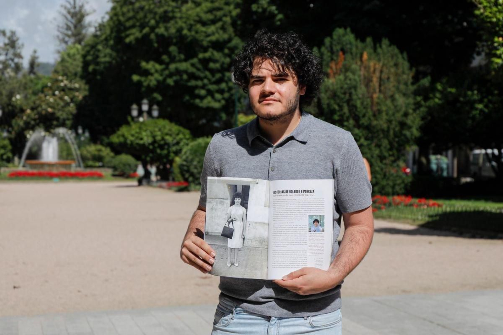 Pablo Molejón-Fontán amosa a foto da súa avoa, Rosa Monteagudo, no artigo da revista “Mazarelos”.