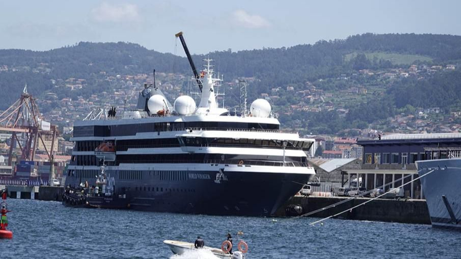 El “World Voyager”, ayer, en escala técnica sin pasajeros en Vigo.