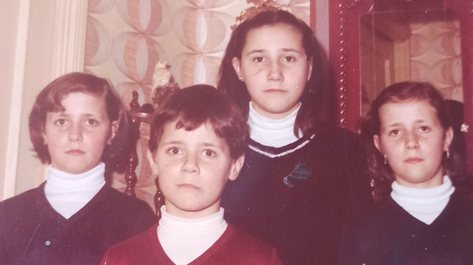 Loli, la más alta al fondo y mayor de los hermanos, y Emilio, delante, junto a Sofía y Pili.