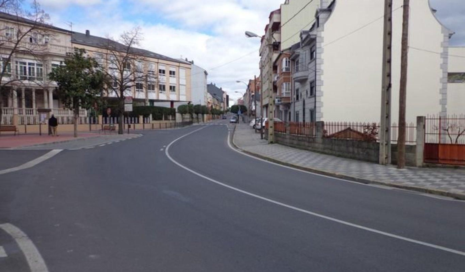 A avenida do Bierzo á altura do colexio Divina Pastora. (Arquivo)