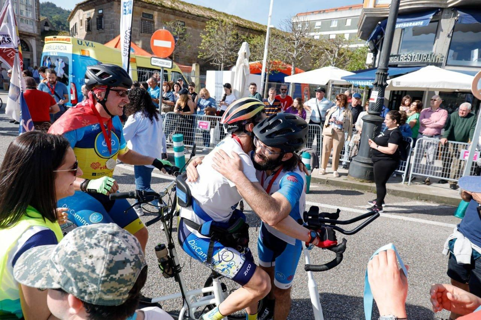 Llegada a la meta de los participantes en la Vig-Bay 2024.