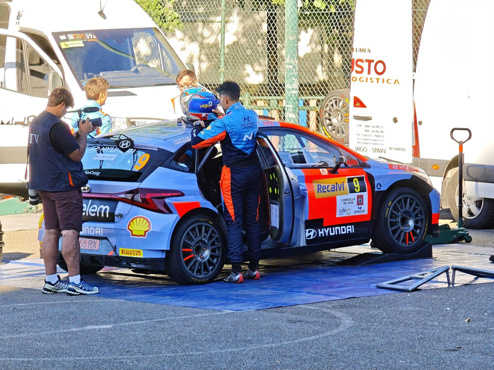 Galería | Los coches se apoderan de Vigo en el primer día del Rally Rías Baixas