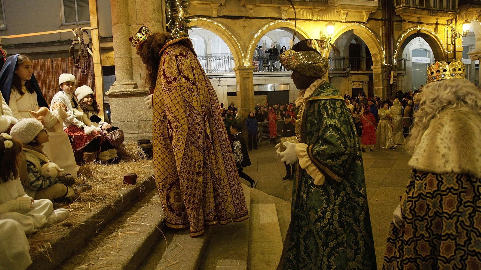 FInalmente los Reyes Magos llegan al Belén y entregan los regalos a la representación del Niño Jesús.
