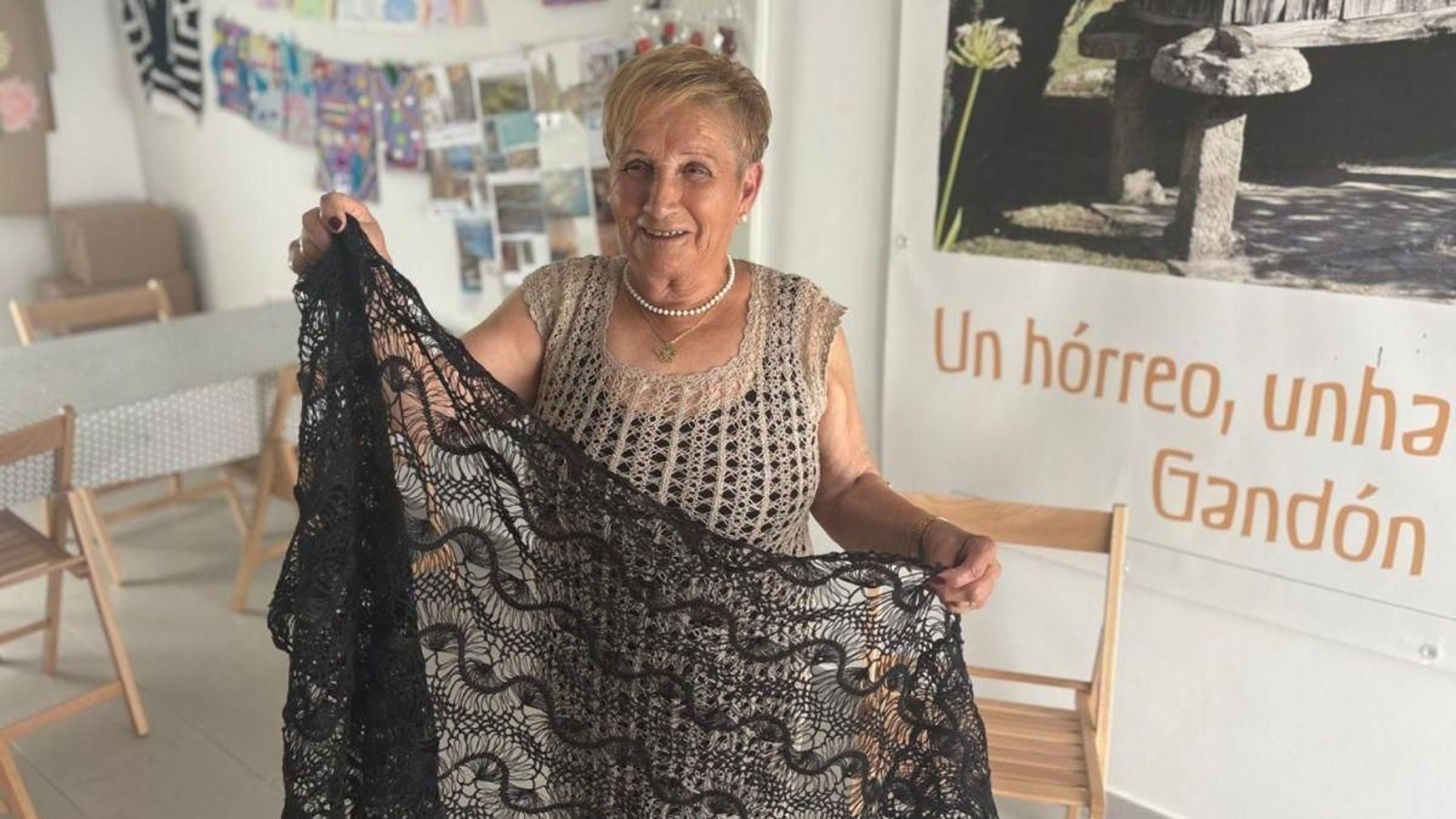 Carmucha, en la asociación mostrando una mantilla similar.