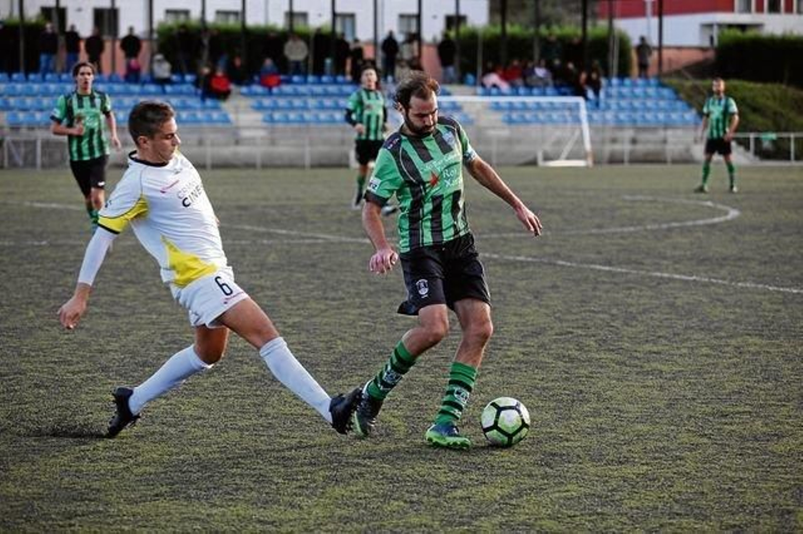 El capitán alaricano Paco Arias controla el balón ante Dani Lamelas, del Arnoia.
