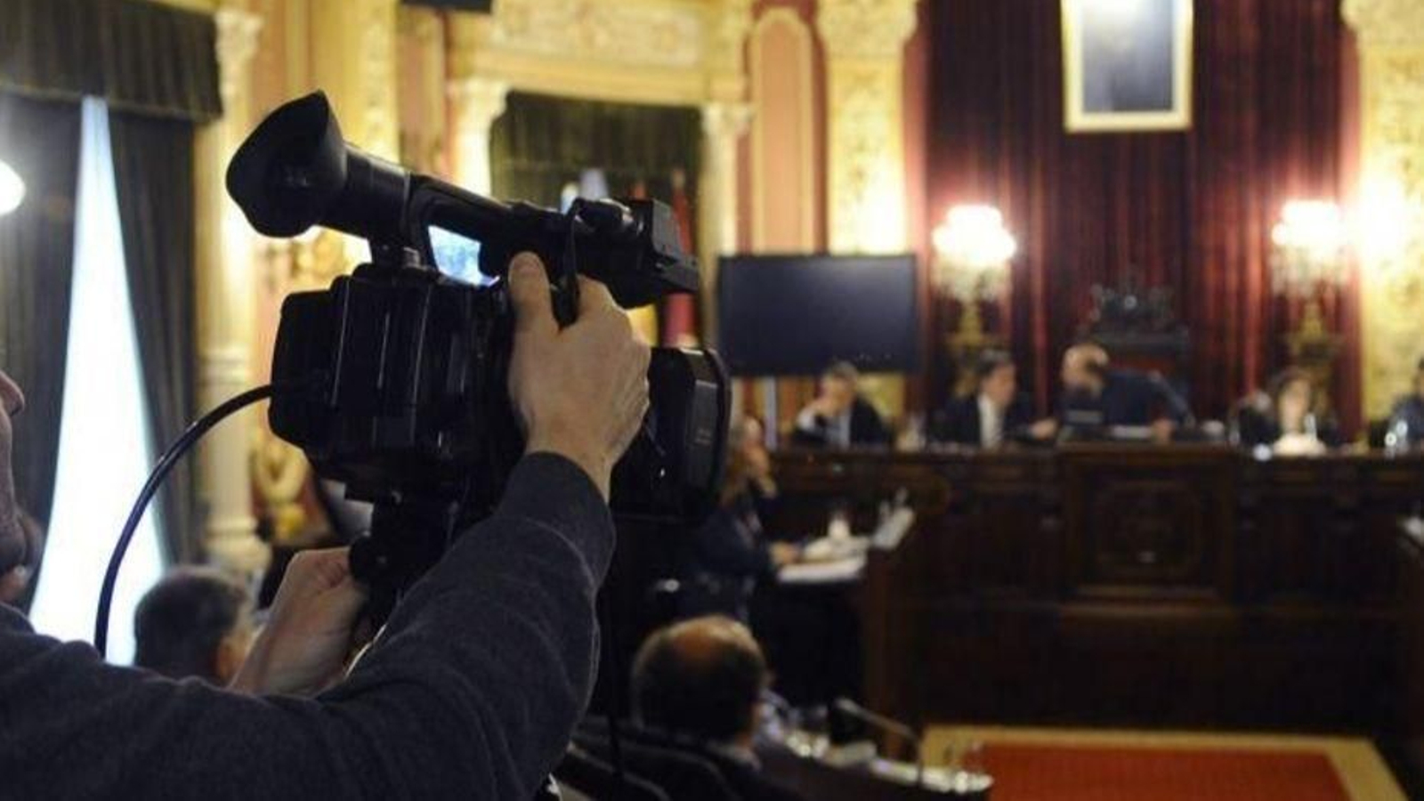 Una cámara de televisión en el Concello de Ourense