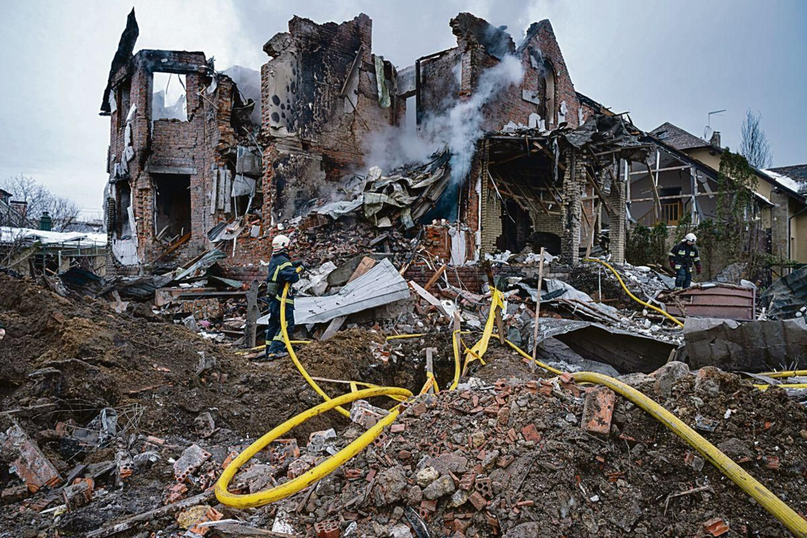 Los bomberos extinguen un fuego provocado por un ataque ruso en una aldea próxima a Kiev.