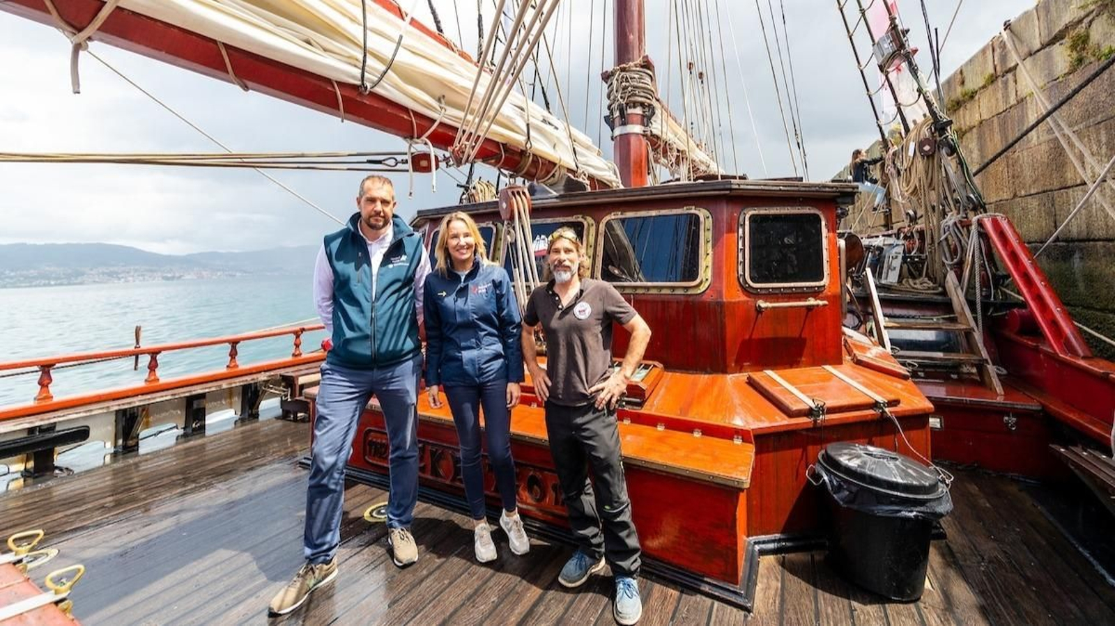 Tapias, con la tripuación de la goleta “Atyla”.