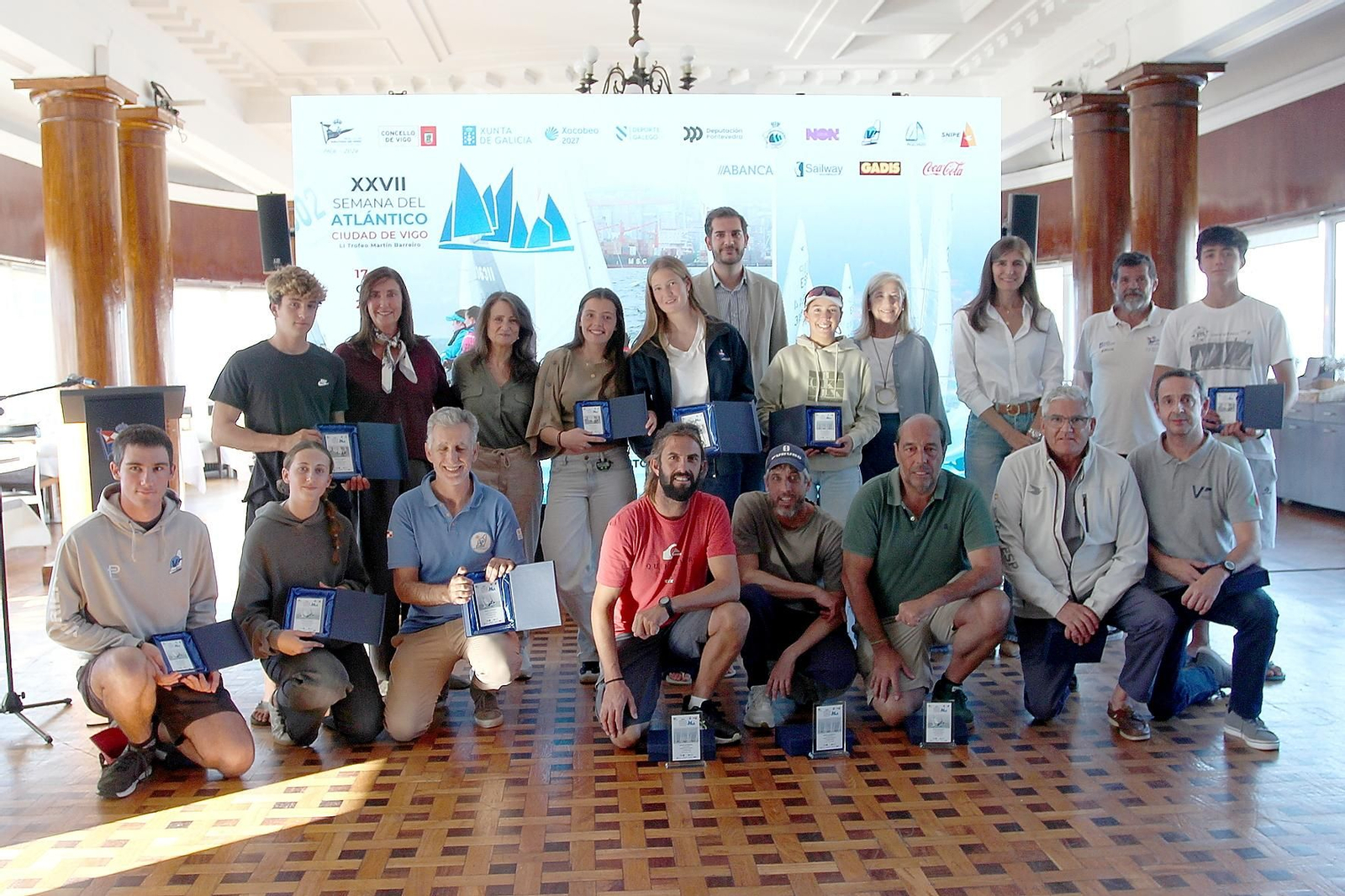 Los ganadores de las distintas clases posan con sus trofeos.