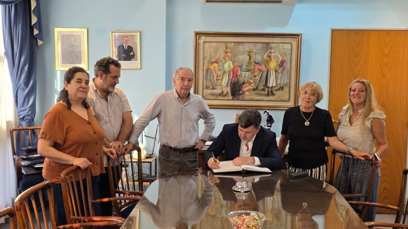 Firmando en el libro de honor en el Colegio Santiago Apóstol