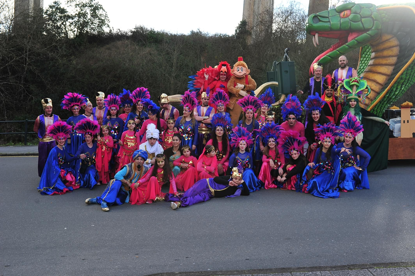Galería | Color y retranca se pasean por las calles de A Valenzá durante su Martes de Entroido