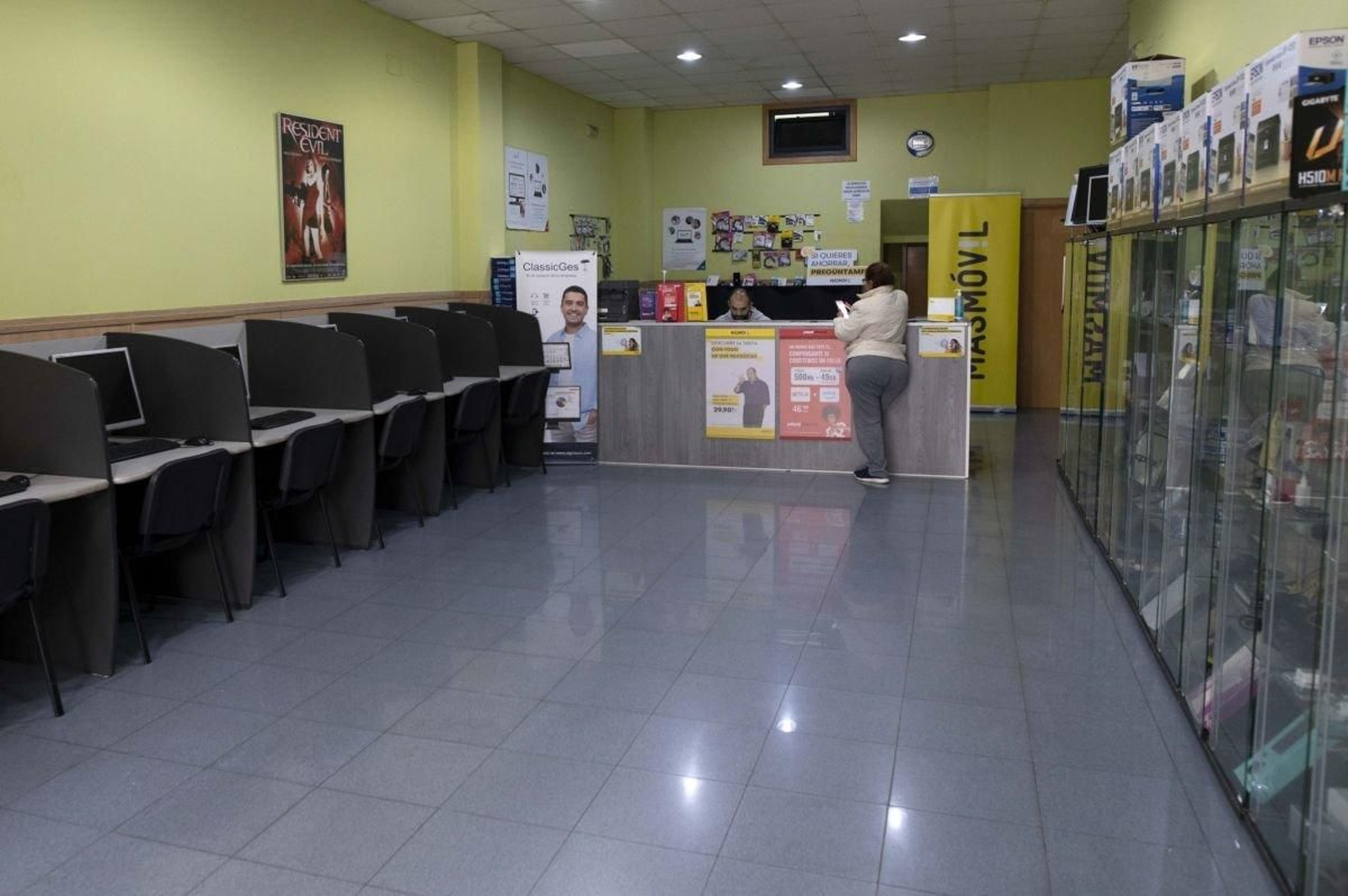 El interior del ciber, donde se pueden ver los ordenadores a disposición de los usuarios.