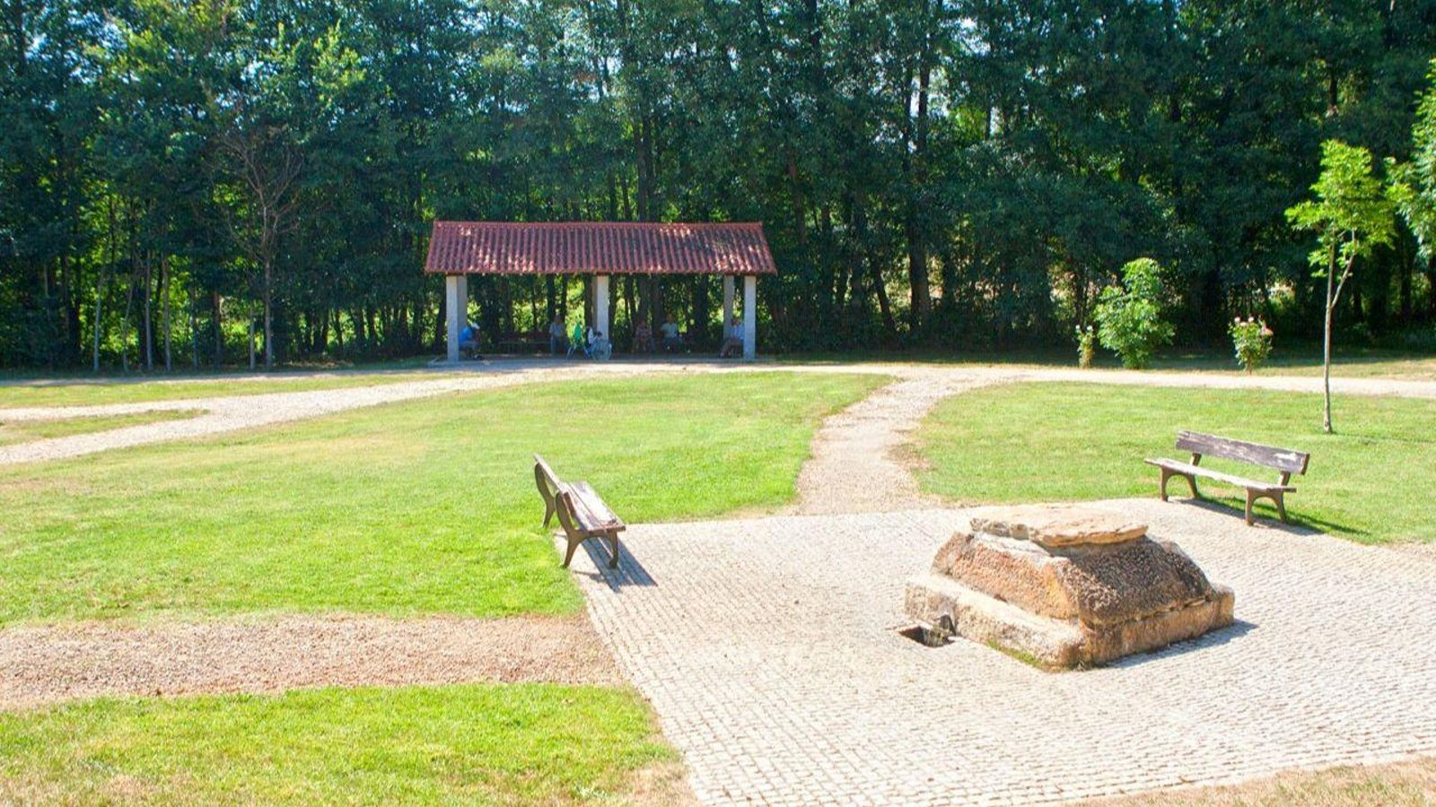 Paraje de Fonte do Sapo, con la fuente que emana directamente de la roca y una zona a la sombra.