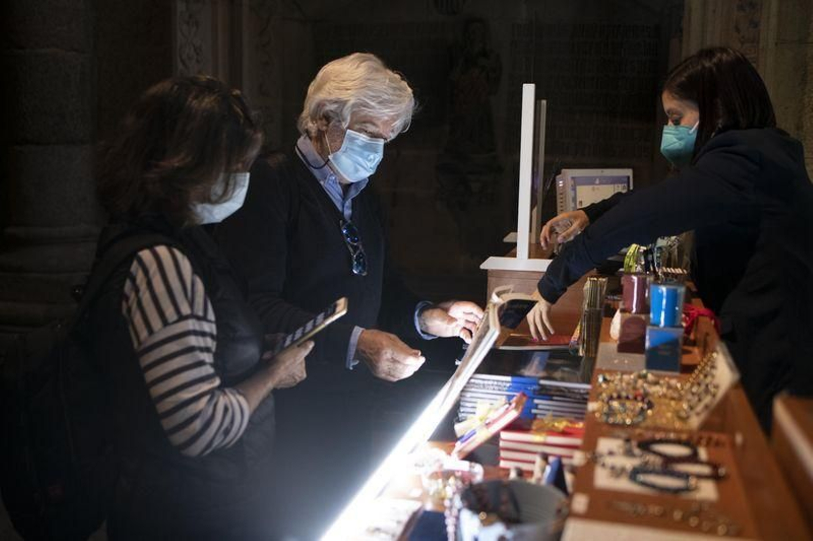 Primeros turistas en la Catedral // FOTO: XESÚS FARIÑAS