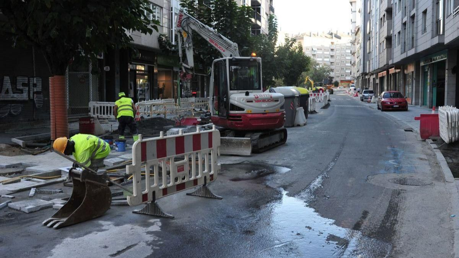 Obreros trabajando en la tarde de ayer en las obras de la avenida de Portugal.