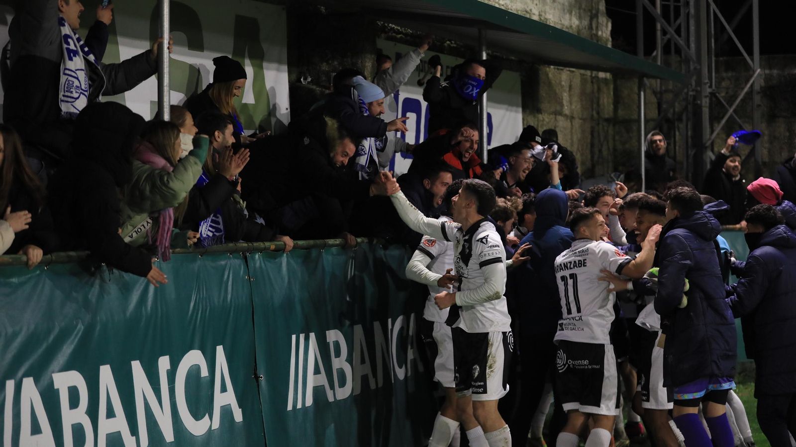 Galería | El frío domina el derbi ourensano entre Arenteiro y Ourense CF en Espiñedo