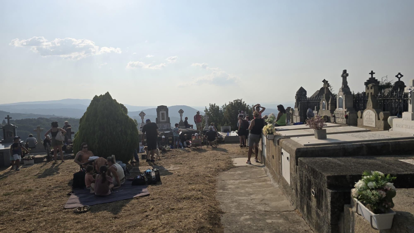 Galería | Un cementerio para mirar al cielo: un silencioso mirador para el eclipse total solar