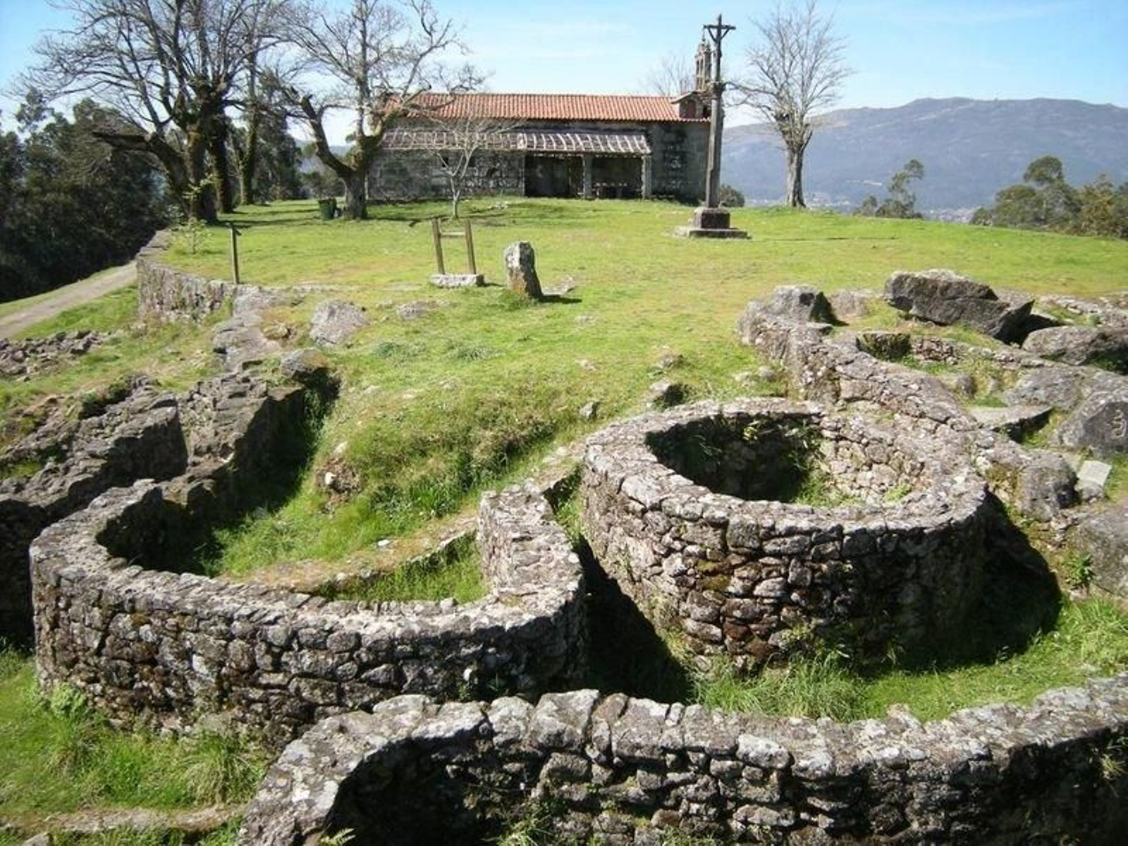 Reconstrucción de parte del recinto externo del castro de Troña, excavado por dos arqueólogos ourensanos.