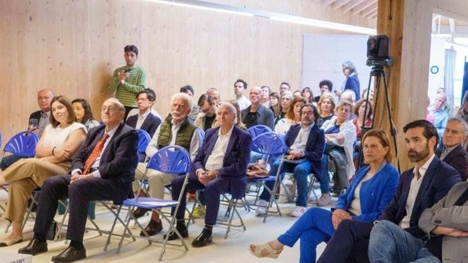 Numeroso público en la jornada de la Fundación ProVigo con el rector y los concejales Espinosa y Gómez.