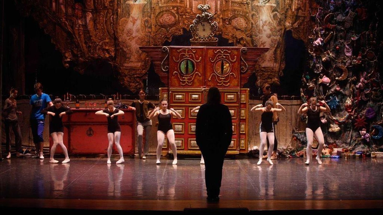 Un momento de los ensayos de los alumnos vigueses de danza, que ayer compartieron escenario con bailarines profesionales del Ballet Imperial Ruso en el teatro García Barbón.