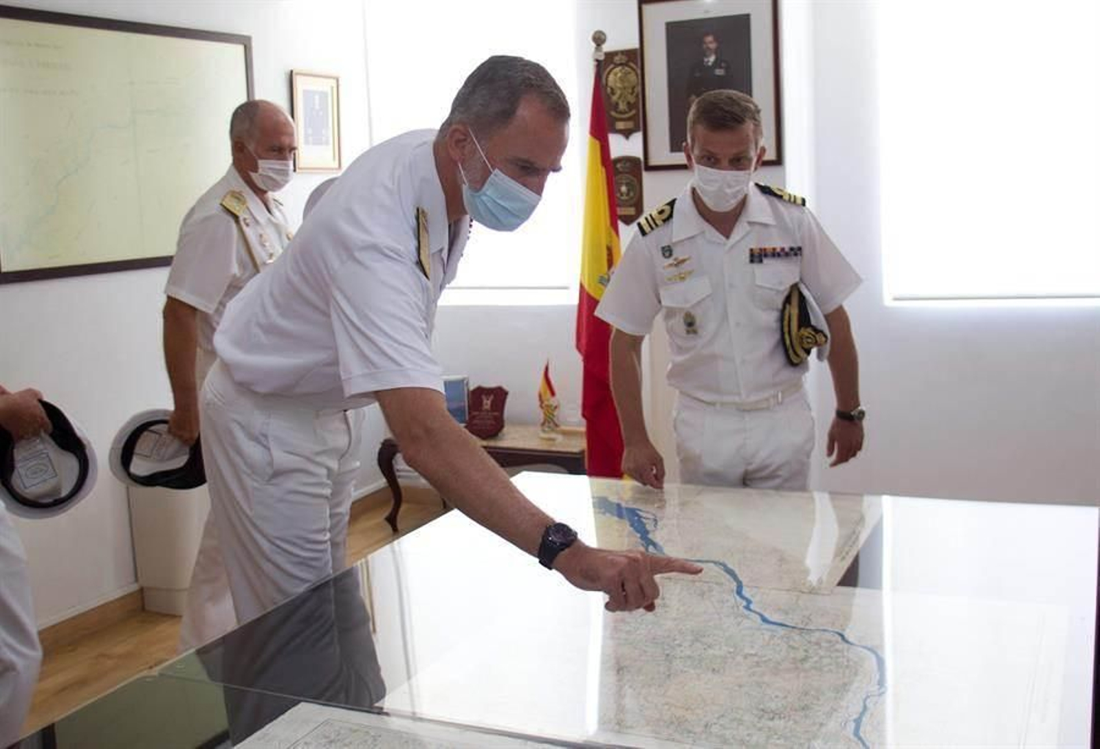 Tui recibe con aplausos al Rey en su visita a Comandancia Naval del Miño 3