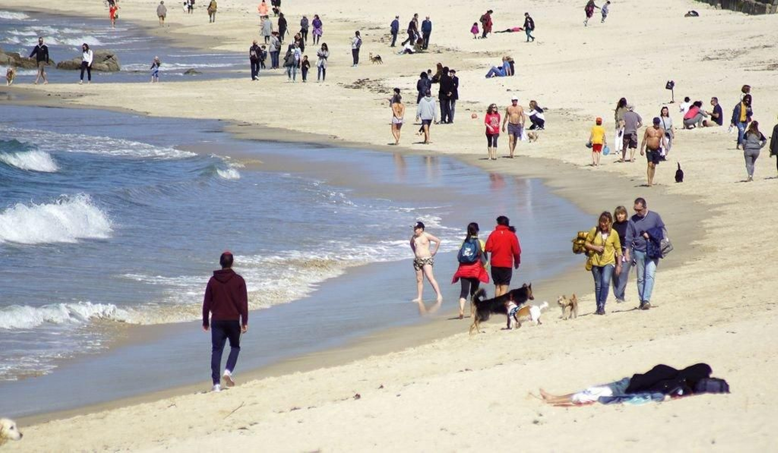 La playa de Samil ayer, último día del invierno, a casi 20 grados.