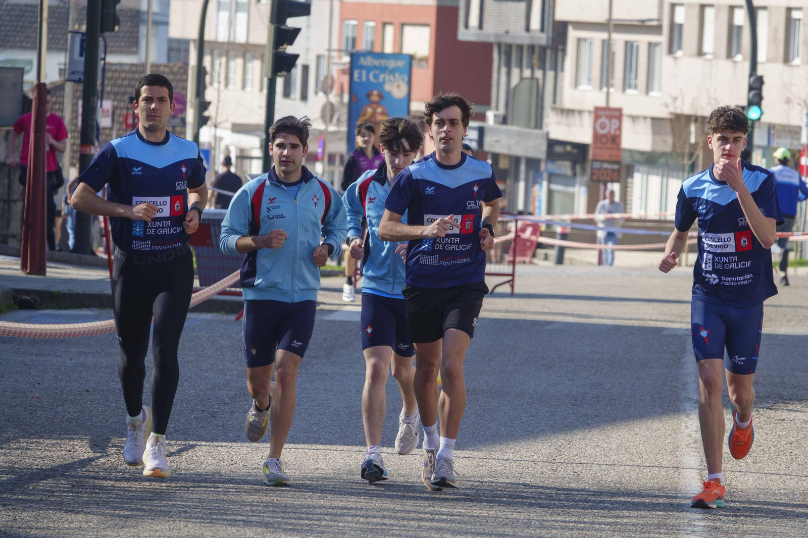 Galería | Pequeños y mayores se divierten en la 10K de Porriño