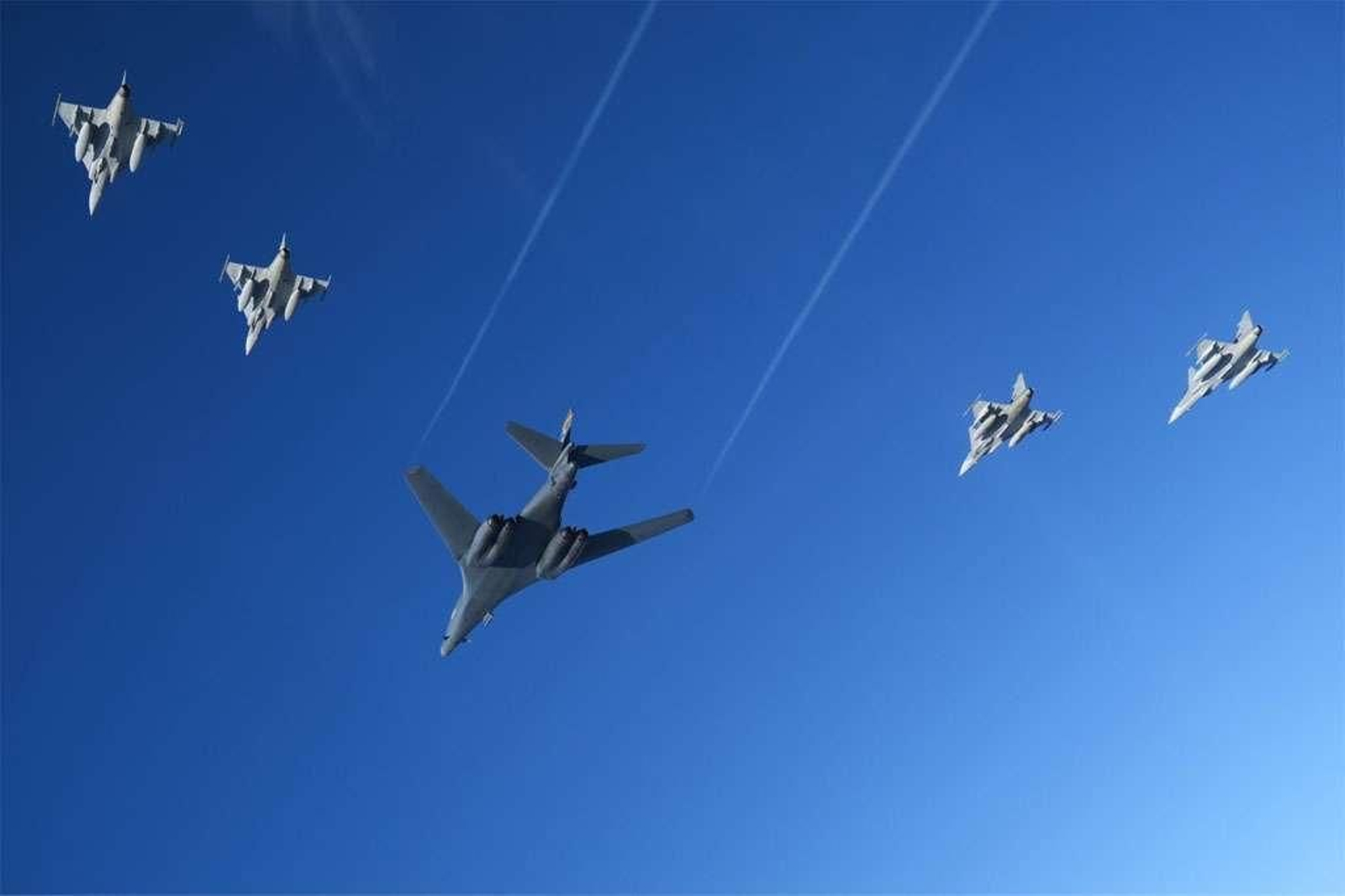 Aviones de la OTAN, durante unas maniobras aéreas.