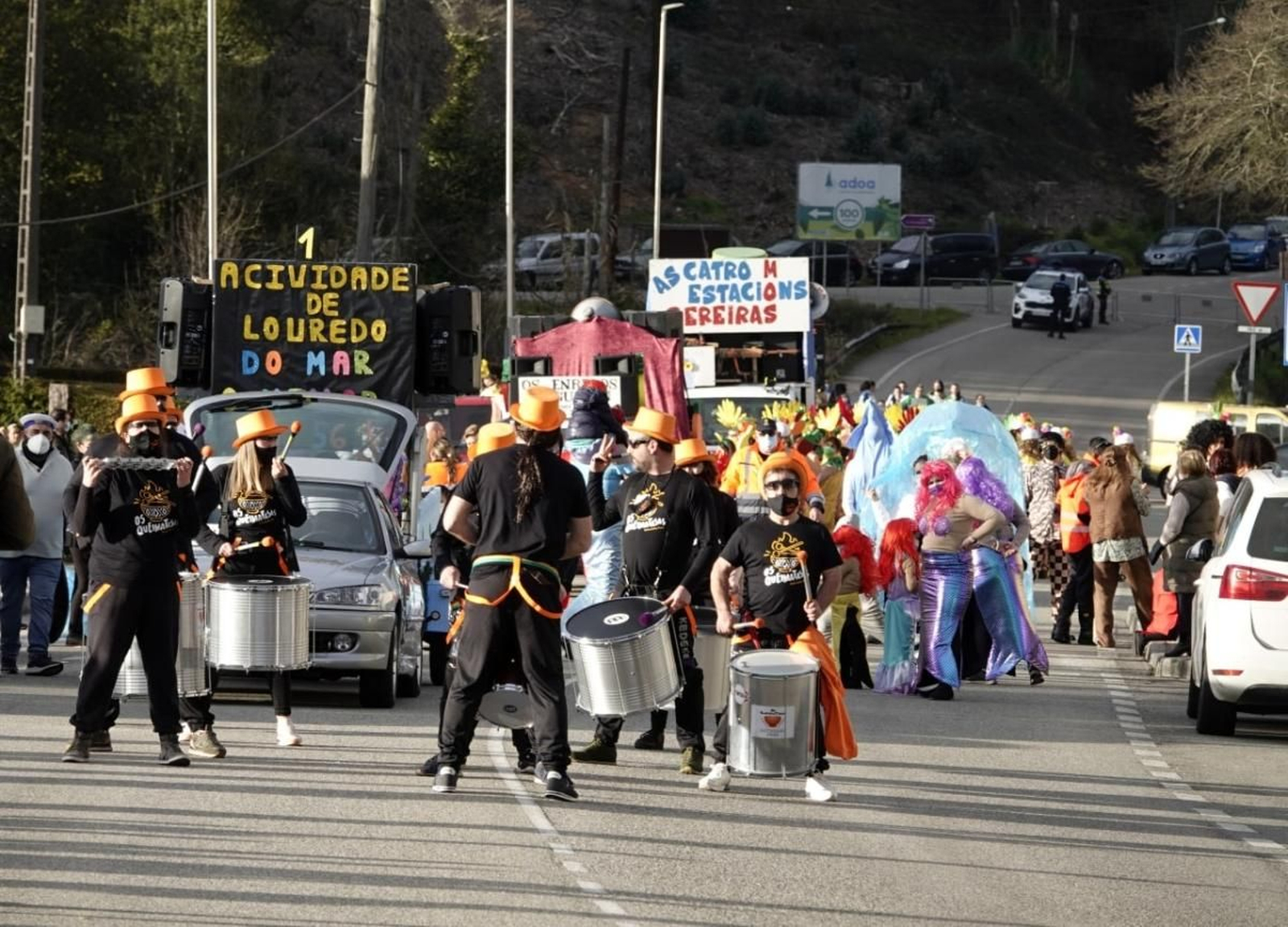 Las comparsas volvieron a desfilar por Sanguiñeda para deleite de los incondicionales del Entroido.