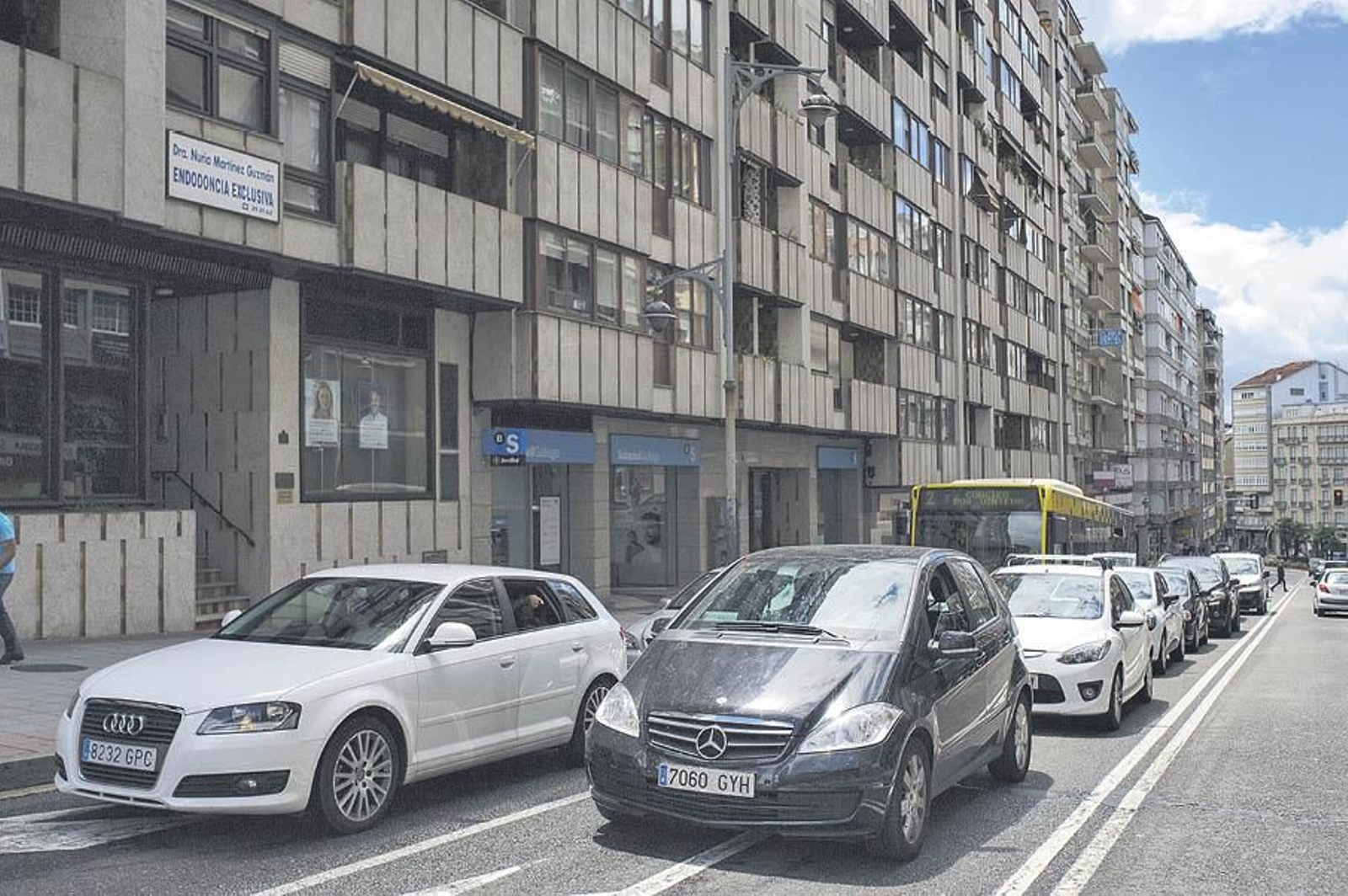 Vehículos circulando por la ciudad.