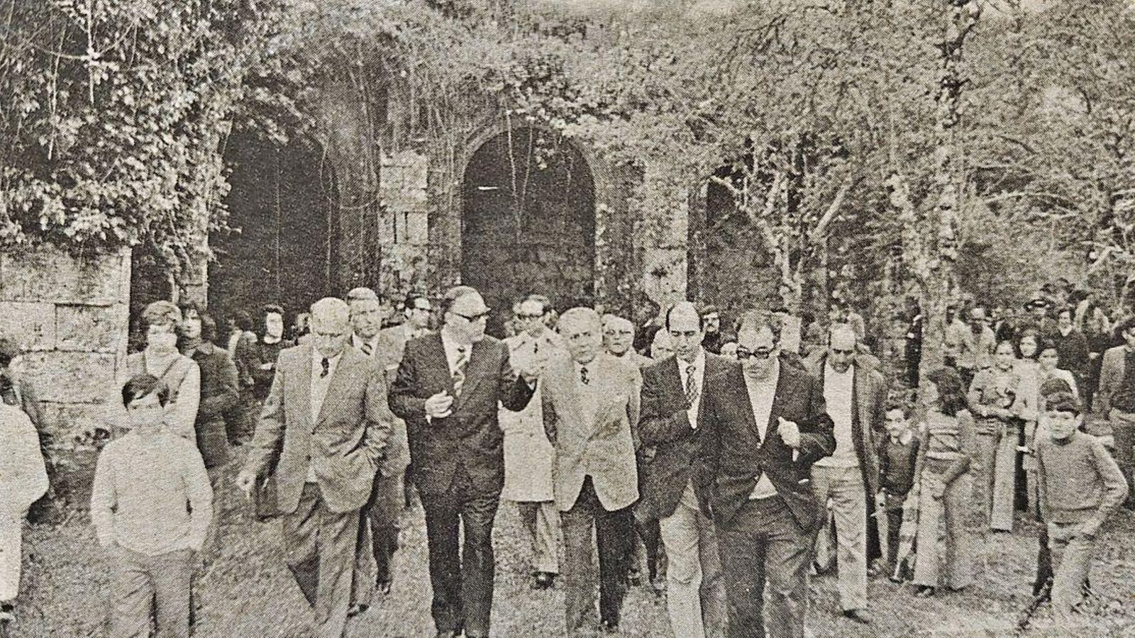 El gobernador civil y su séquito en el monasterio de Melón.